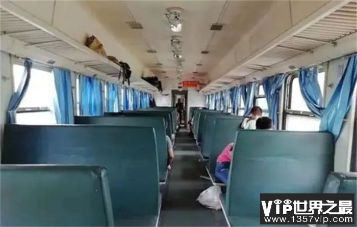 火车上座位被占 女子直接上行李架睡觉（火车占座）