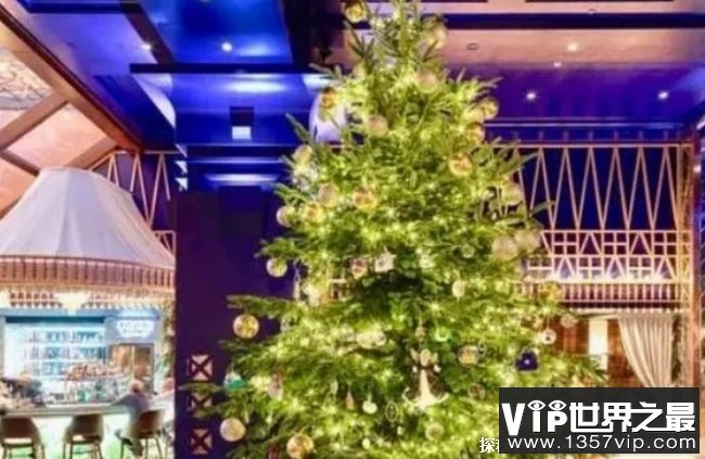 世界上最昂贵的圣诞树 价值1.05亿元人民币(高43.2英尺)