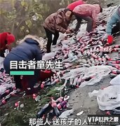 湖北大货车发生侧翻 上千瓶饮料被村民疯抢（农村道德）