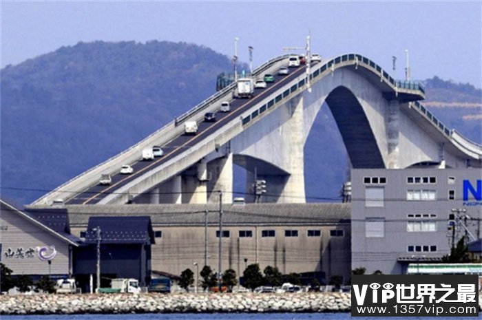 世界上最独特的大桥 日本的江岛大桥(坡度为6.1%)