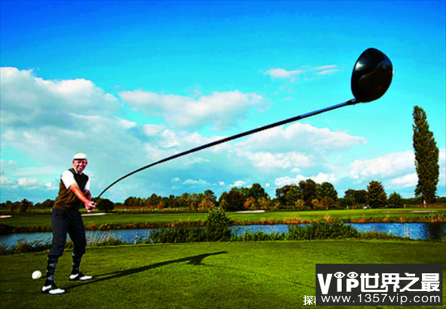 世界上最长的高尔夫球杆，打出球距离165.46米(长4.37米)