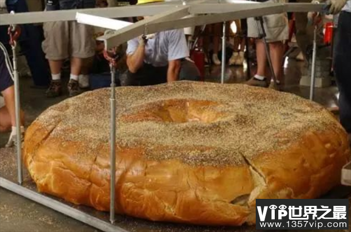 世界上最大的面包 长1700米重9吨(庆祝宗教节日)