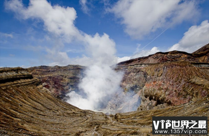 世界上最大的火山口 火山口周长有114米(阿苏山)