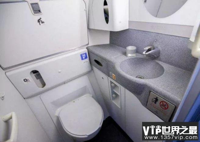 在飞机上用完厕所 排泄物是怎么处理的