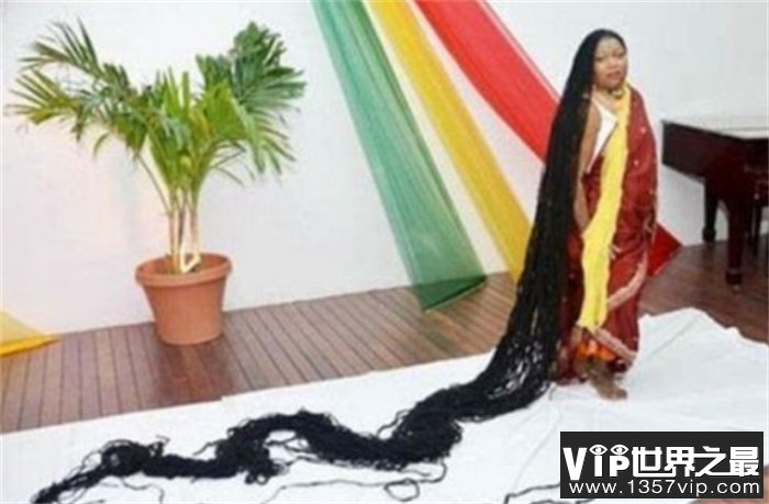 世界上头发最长的人 留16.8米长发和发型师结婚(曼德尔)