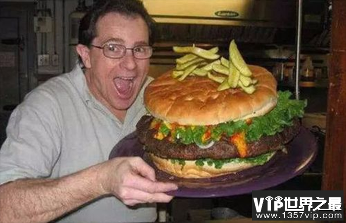 世界上吃汉堡最多的人 46年吃3万多个汉堡(每天吃汉堡)