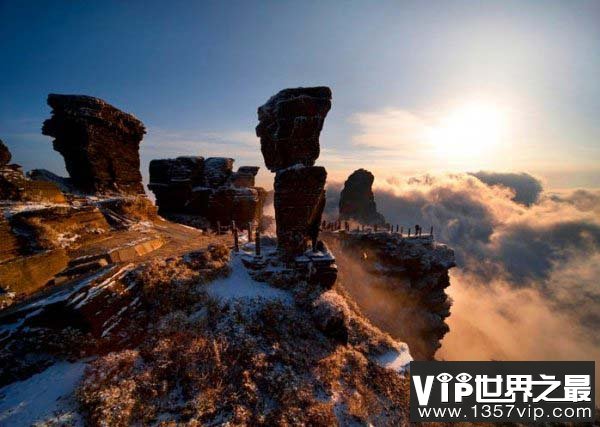 中国最险要的两座寺庙：横跨两座山峰，靠一座天桥连接