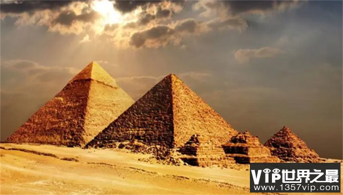 探寻古老文明：埃及金字塔中的谜团与传说