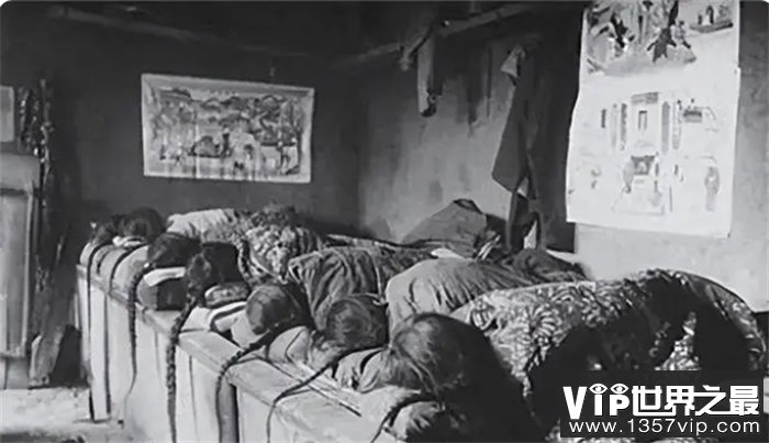 清末老照片：穷人找虱子，宫女晾被子，1901年的紫禁城荒草没膝