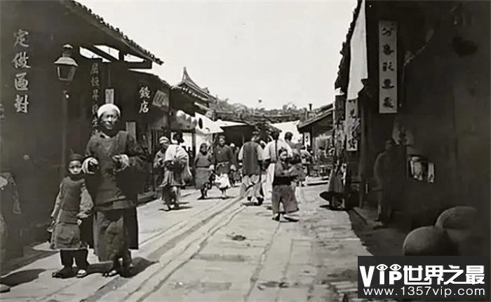 清末老照片：穷人找虱子，宫女晾被子，1901年的紫禁城荒草没膝