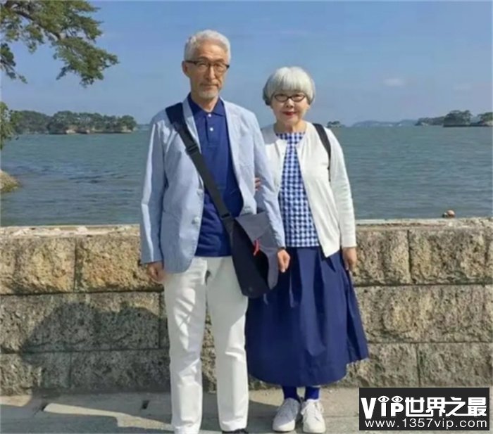 世界上最恩爱的夫妻 穿了35年情侣装（夫妻恩爱）