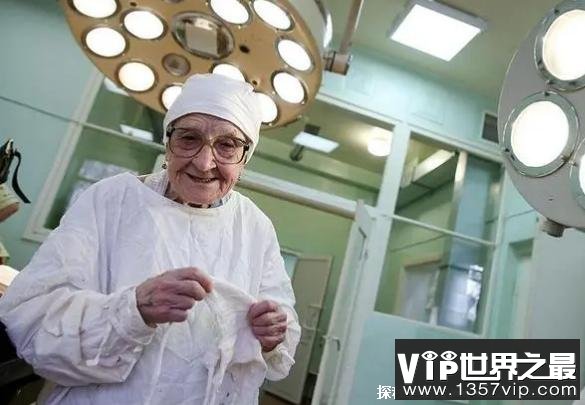 世界上最年长的外科医生 90岁依然坚持做手术(有67年的工作经验)