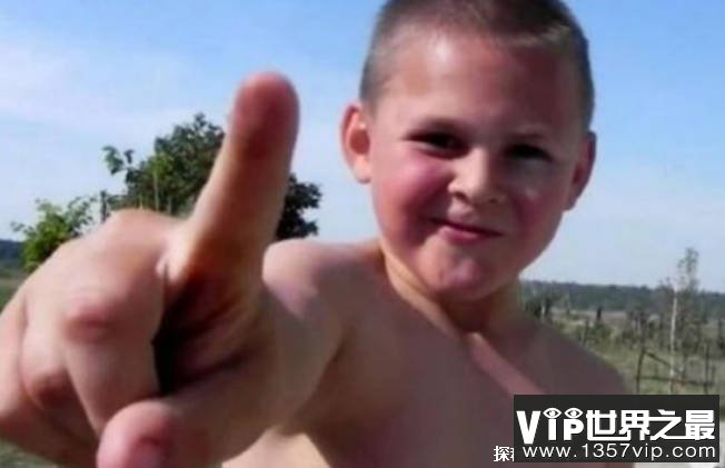 世界上最强壮的小孩 5岁用双手走完了10米(有强壮肌肉)