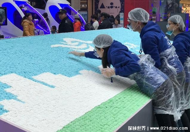 世界上最大的蓝天拼图 墨迹拼出的棉花糖拼图(达13.125平方米)