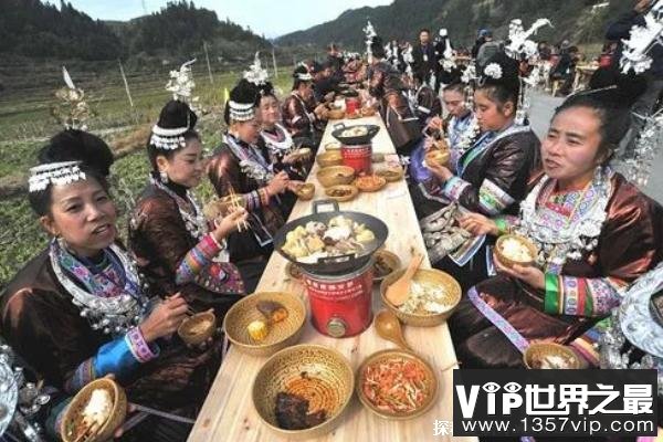 世界上最大合拢宴 杨家侗年节有10380人同桌吃饭(长3.7公里)