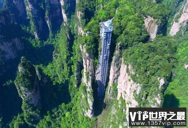 世界上最高的电梯 百龙观光电梯位于张家界(高度达335米)