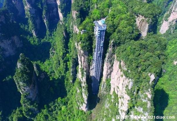 世界上最高的电梯 百龙观光电梯位于张家界(高度达335米)