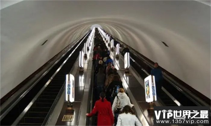 最深的地铁站：位于地下105米 坐电梯需要5分钟 可以做防空洞