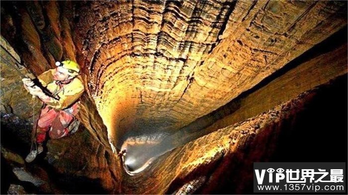 世界上最大的洞穴 能容纳72亿人口 看一眼要2万 还有生命危险