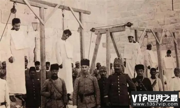 1915年亚美尼亚大屠杀：少女被钉在十字架上，活人被当成试验品