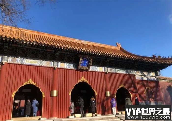 中国香火最旺的寺庙，一天涌进超60万人朝拜，香灰都得用卡车来拉