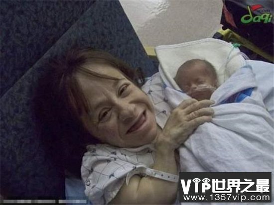 世界最小母亲斯泰西.赫拉尔德，天生患有脆骨病