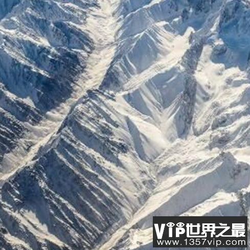 世界最长山脉，最长的达到了的8900千米被常年的积雪覆盖。