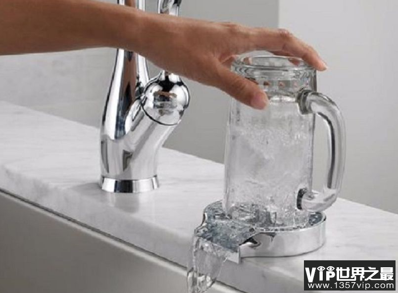 上班前与下班后洗杯子哪个更健康 喝水的杯子要每天都洗吗