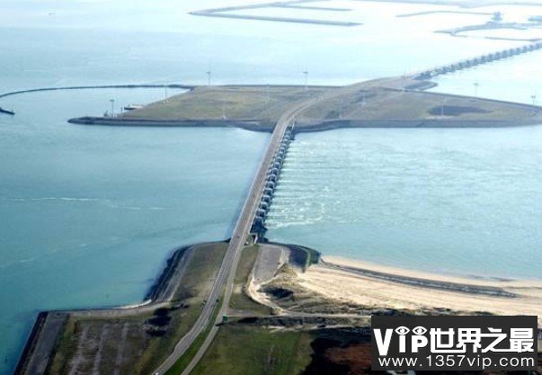 世界最长自动升降防洪堤坝在荷兰建成，长为300多米