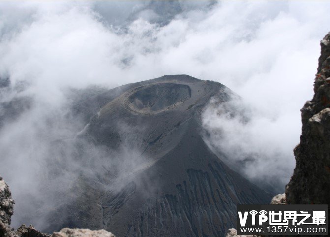 世界上最大的火山口，火山口周长有114米