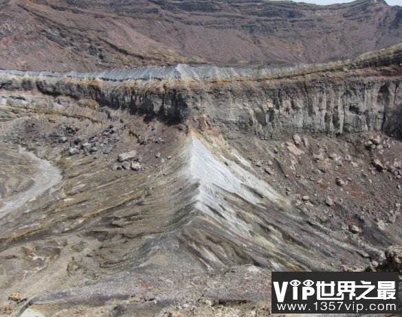 世界上最大的火山口，火山口周长有114米