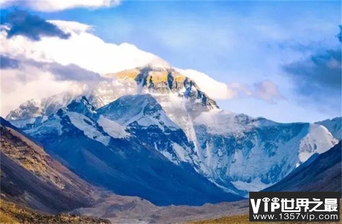 世界上最高的山峰：珠穆朗玛峰
