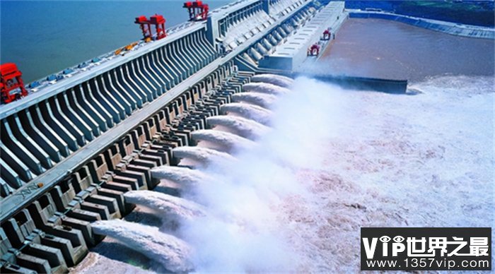 世界上最大的水电站 位于中国长江（三峡水电站）