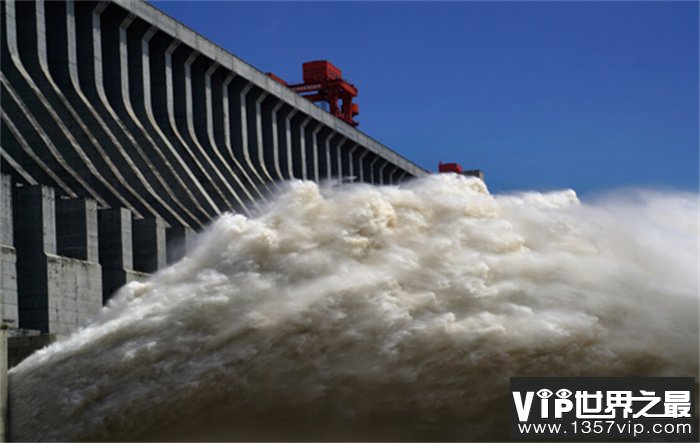 世界上最大的水电站 位于中国长江（三峡水电站）