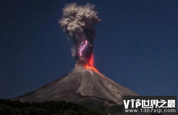 为什么很多火山喷发的时候会带有红色的闪电呢（摩擦产生静电）