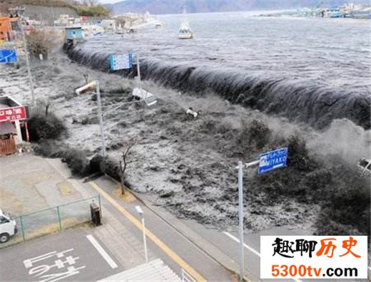 历史上最恐怖的十大的海啸,9.2级地震引发强海啸（近30万人丧生）