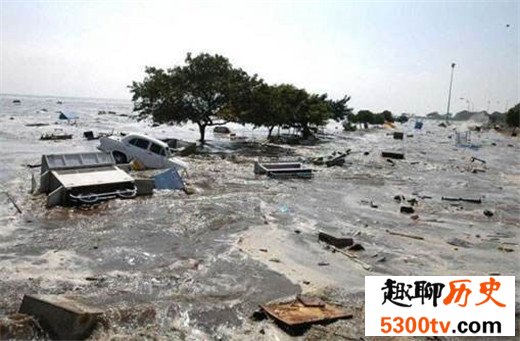 历史上最恐怖的十大的海啸,9.2级地震引发强海啸（近30万人丧生）