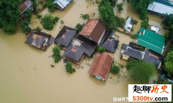 迪拜遭到狂风暴雨袭击 天空瞬间变绿