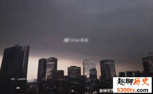 深圳天空一秒变黑 暴雨红色预警