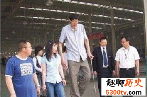 中国第一高人鲍喜顺，身高是普通人的两倍