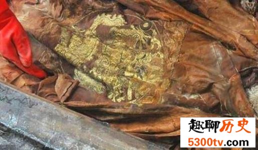 2008年的龙袍干尸，透露出的信息竟然是康熙盛世的钥匙