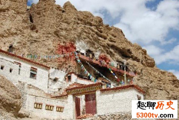 倒悬空寺是《藏地密码》中虚构的建筑，其原型是山西悬空寺