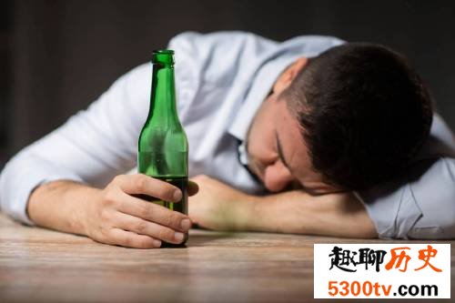 喝酒对心脏伤害大 少喝也会造成损害