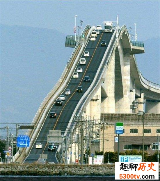 日本江岛大桥以陡峭闻名，像过山车一样恐怖的大桥