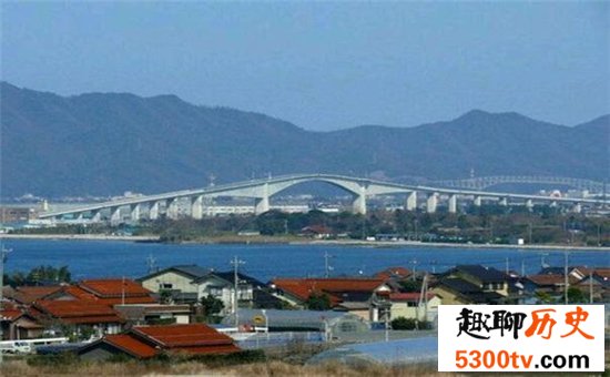 日本江岛大桥以陡峭闻名，像过山车一样恐怖的大桥