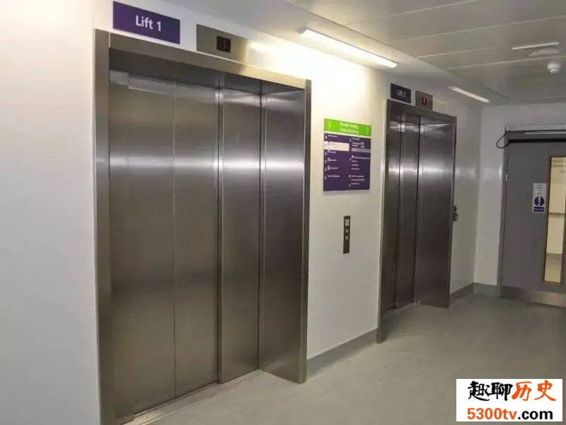 为什么医院的电梯 门都是往一侧开