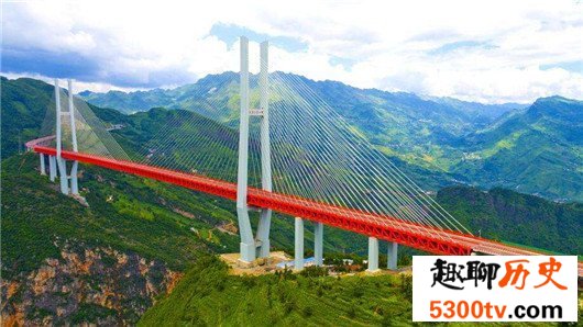 世界最高桥梁，北盘江大桥高565米（相当于200层楼）