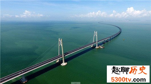 世界最高桥梁，北盘江大桥高565米（相当于200层楼）