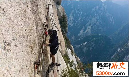 华山长空栈道地势险峻，早在700多年前便已经修建